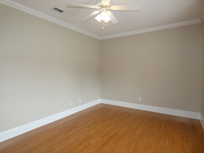 Building Photo - Marvelous Executive Pool Home in Hammersmith