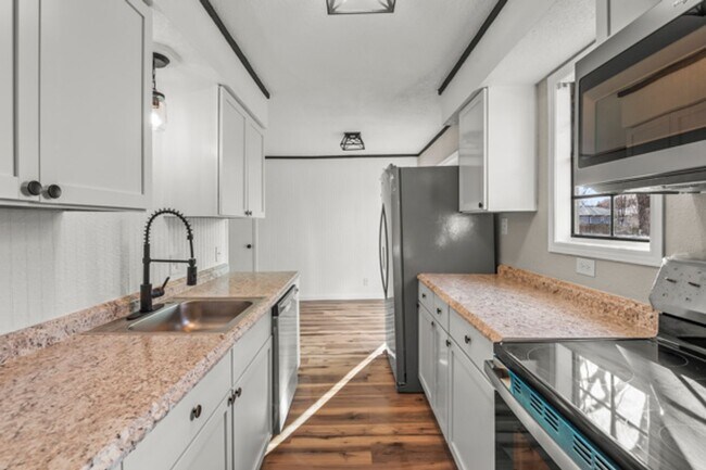 Building Photo - 246 SE 101st Rd