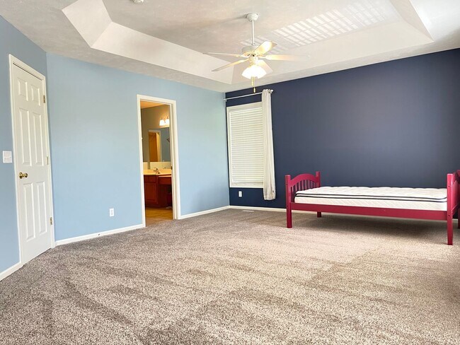 Building Photo - Beautiful 4 bed 2.5 bath 3000+sq ft