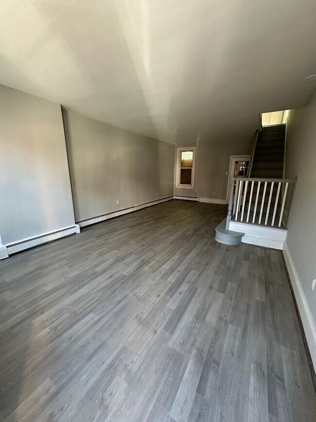 Building Photo - Fully renovated 3 bed, 1 bath townhome