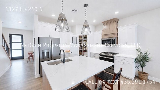 Building Photo - 1127 4240 N
