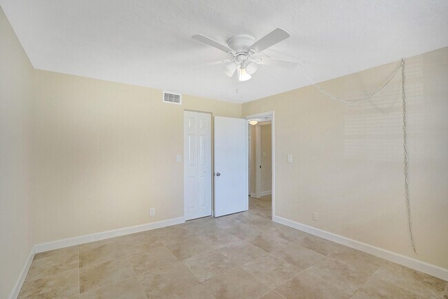 Building Photo - 301 SE 3rd St