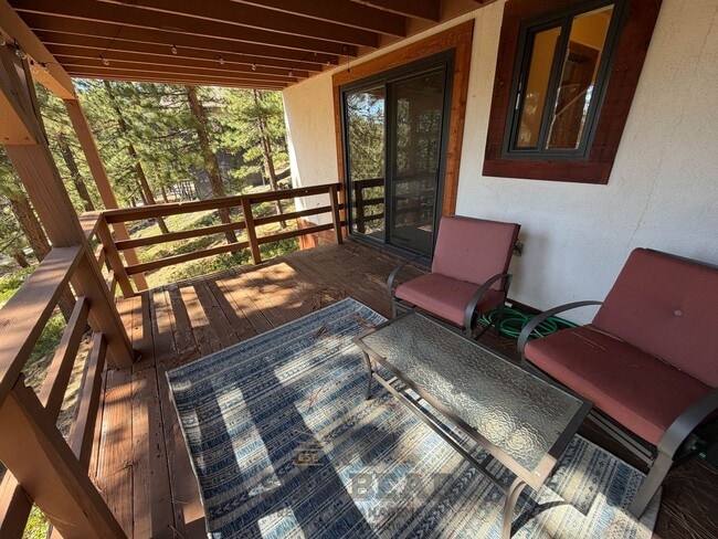 Building Photo - 2 Bedroom Duplex in Tyrolia! Summer pool!