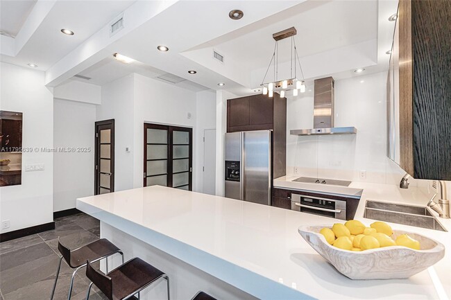 Building Photo - 2301 Collins Ave