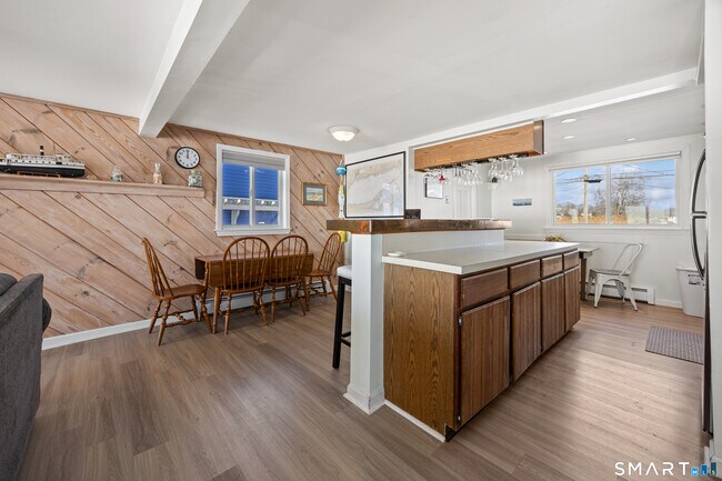 Building Photo - 33 Beach Rd W