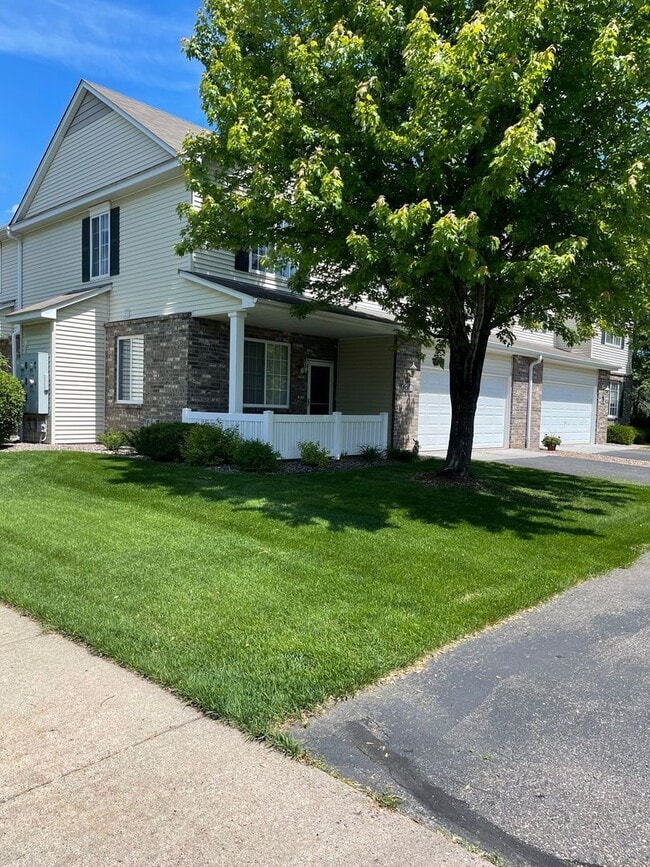 Building Photo - Beautiful end unit townhome in Elk River!