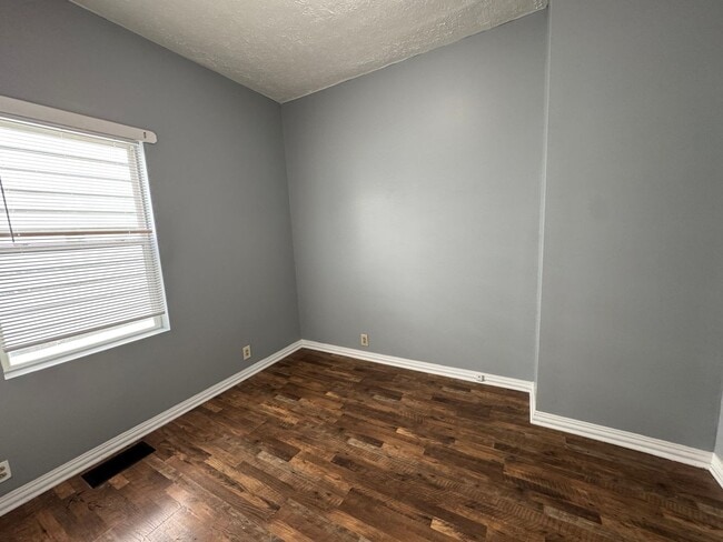 Building Photo - 802 Iowa St
