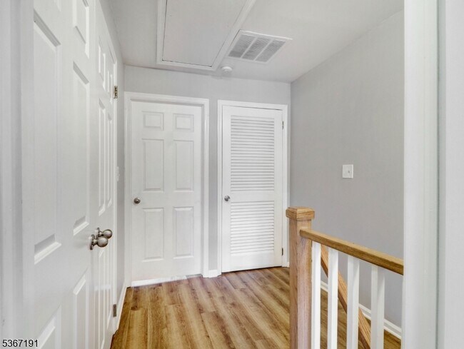 Building Photo - 65 Mews Ln