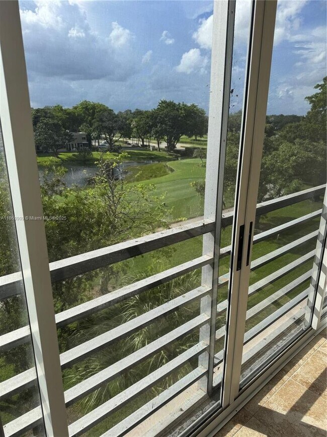 Building Photo - 1811 Sabal Palm Dr