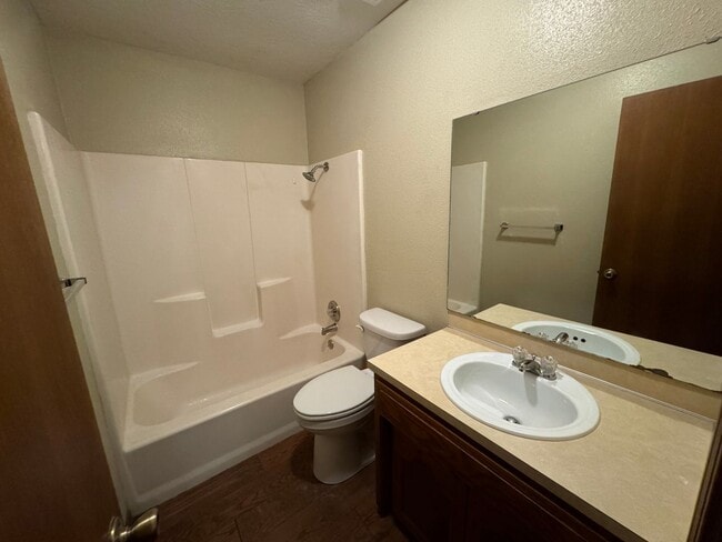 Building Photo - 2 bedroom 1.5 bath home in a great location!