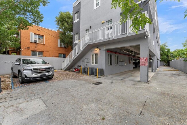 Building Photo - 1421 SW 3rd St