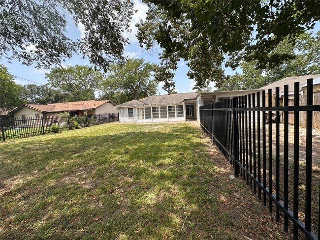 Building Photo - 1121 Millie St