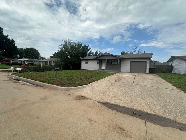 Building Photo - 3 bed, 1 bath, 1 car garage