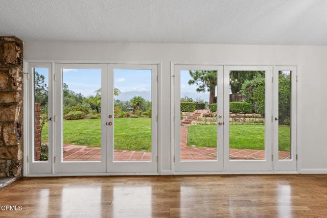 Building Photo - 1370 Cresthaven Dr