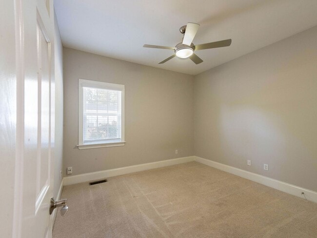 Building Photo - Move in ready Cotswold dream home.