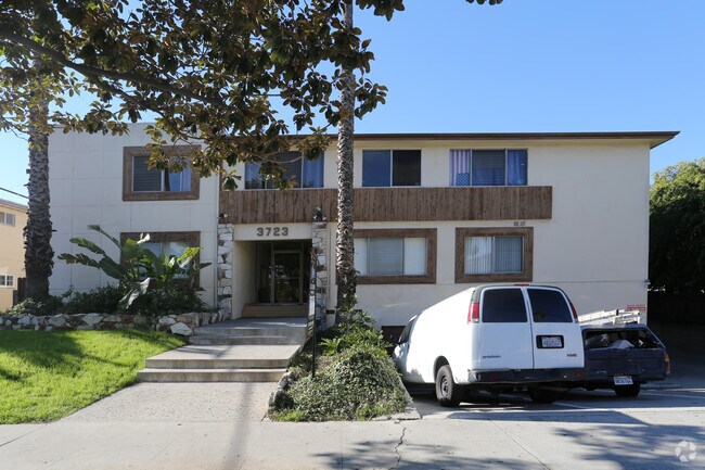 3723 Clarington Ave - c3723