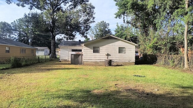 Building Photo - 6115 Parker St
