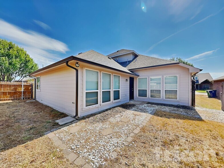 Building Photo - 1609 Hillside Dr