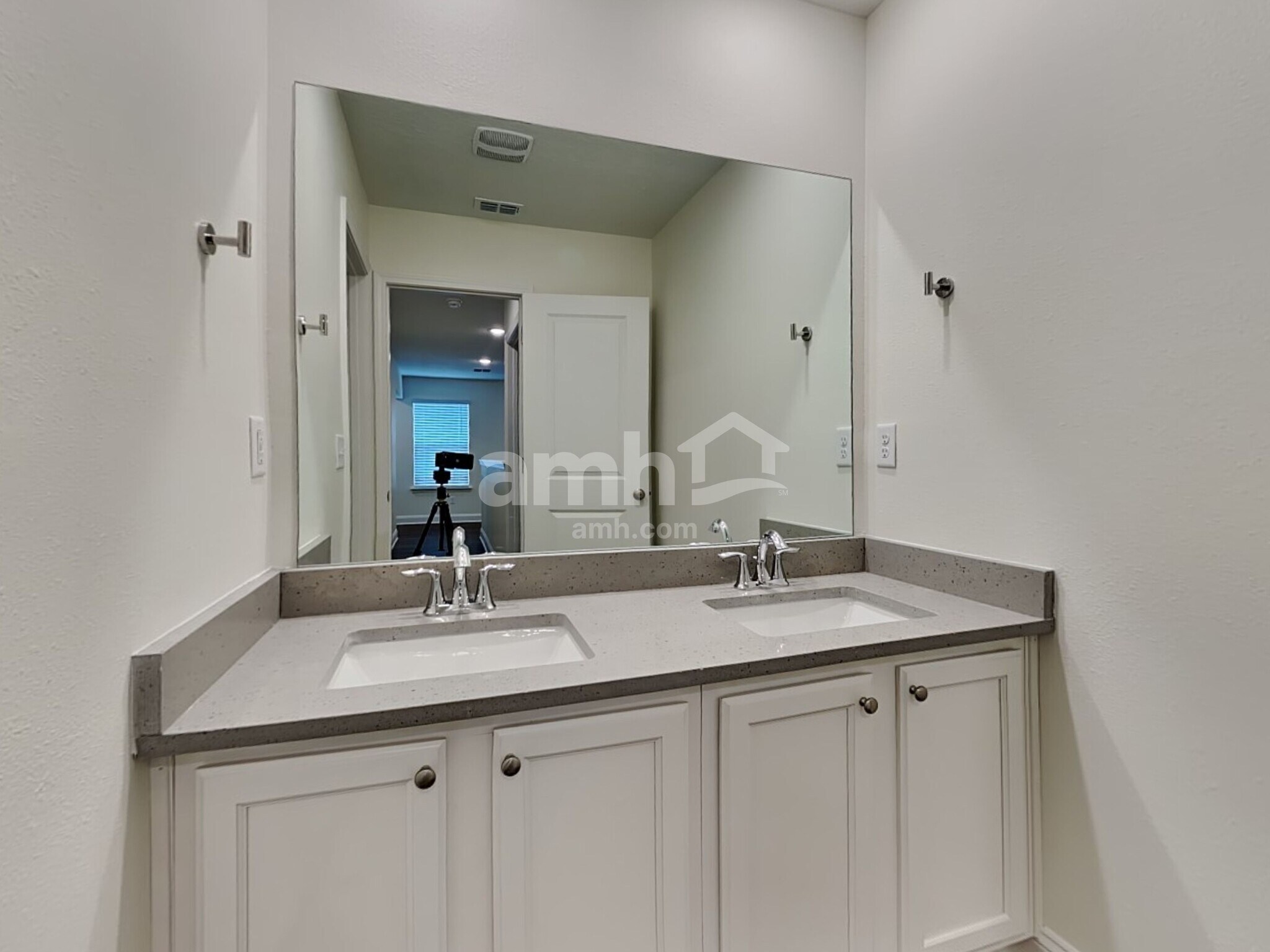 Building Photo - 518 Onate Cir