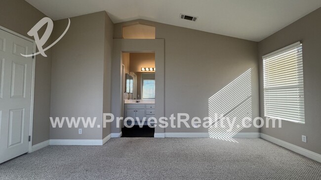 Building Photo - 4 Bed, 2.5 Bath Hesperia Home!!