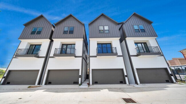 Building Photo - 2428 Ella Blvd