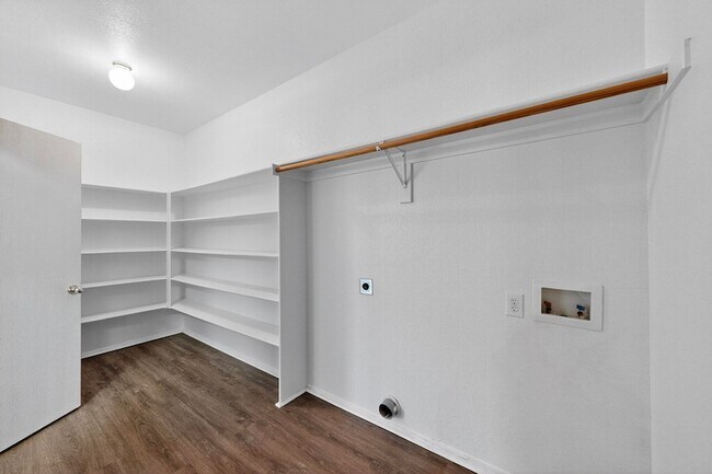 Building Photo - 415 Hidden Ridge Dr