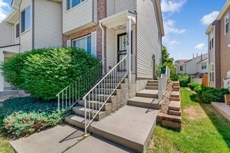 Building Photo - 2 bed / 3.5 bath / Aurora Townhome