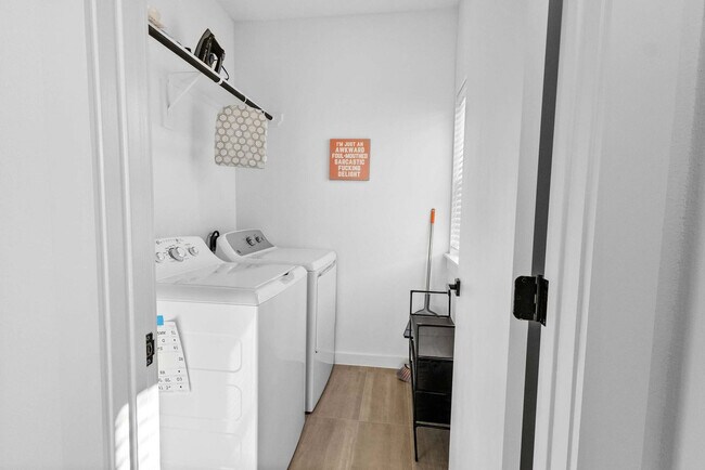 Building Photo - 6740 Peerless St