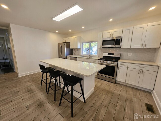 Building Photo - 60 6th Ave