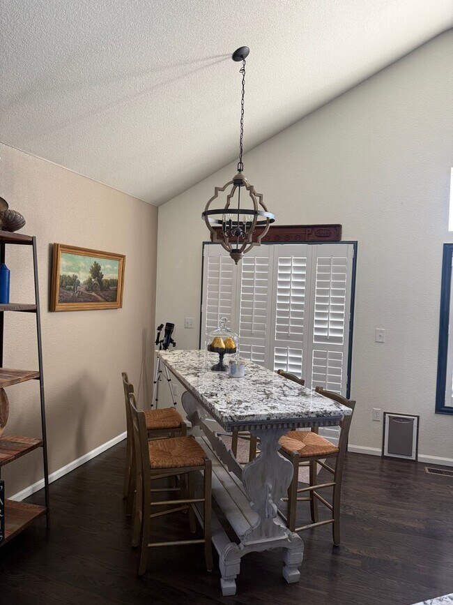 Building Photo - Move in Special- Beautiful Furnished 3 Bedroom/2.5 Bathroom Single Family Home with Flexible Leas...