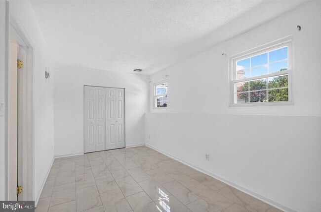 Building Photo - 13296 Hollinger Ave