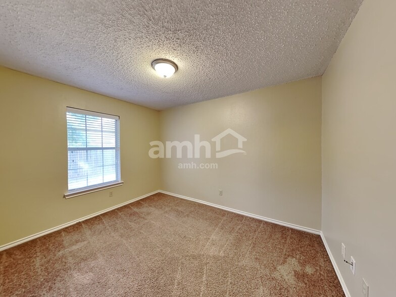 Building Photo - 105 S Winding Oaks Dr