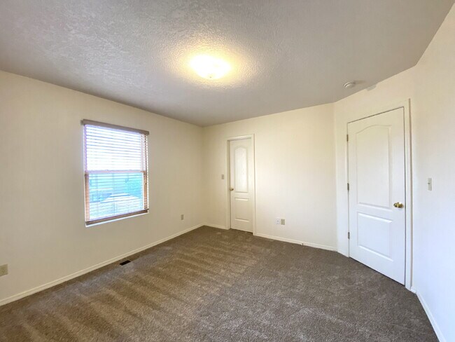 Building Photo - 4BR - PLUS LOFT and 3 CAR GARAGE