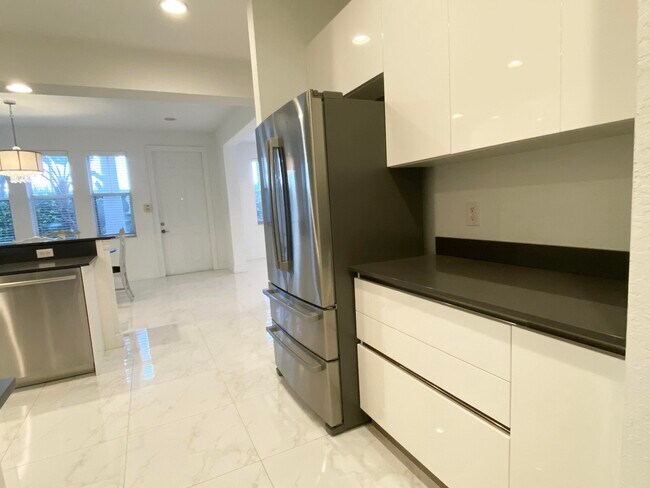 Building Photo - 850 Millbrae Ct