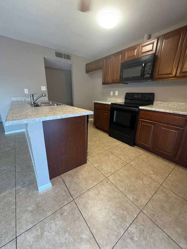 Building Photo - READY TO VIEW NOW! Spacious 3 Bed 1 Bath Home in Phoenix with all New Windows