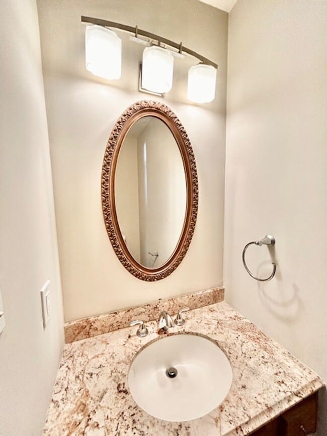 Building Photo - Spacious and bright 3BR/2.5BA townhouse with enclosed back patio