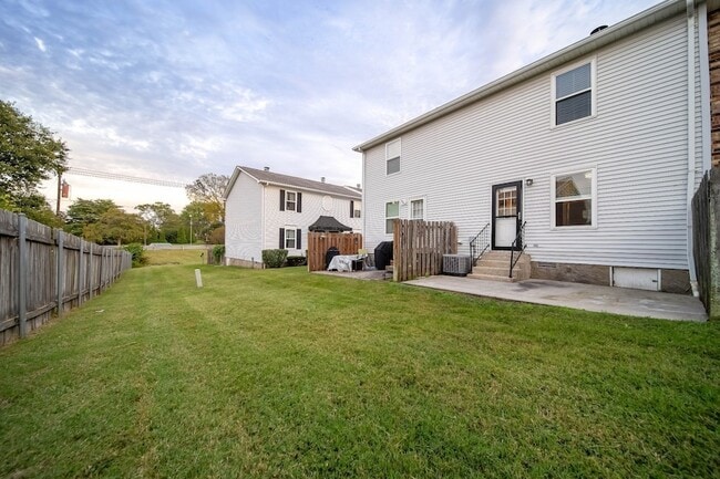 Building Photo - 219 Edgewood Dr