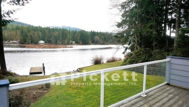 Building Photo - 3 Bedroom Lake Front Home on Lake Tahuyeh