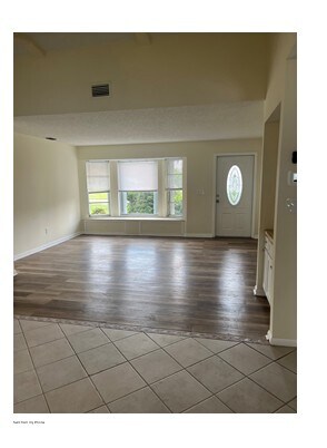 Building Photo - Mom's Rental