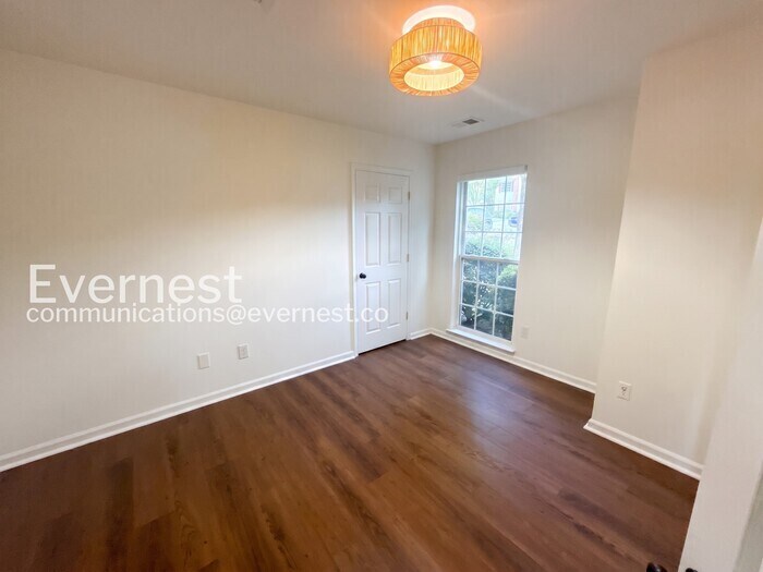 Building Photo - 164 Foxtail Dr