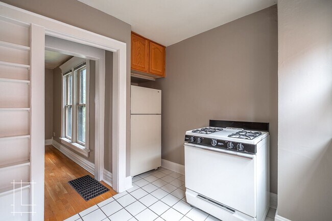 Building Photo - 207 W Hubbard Ave