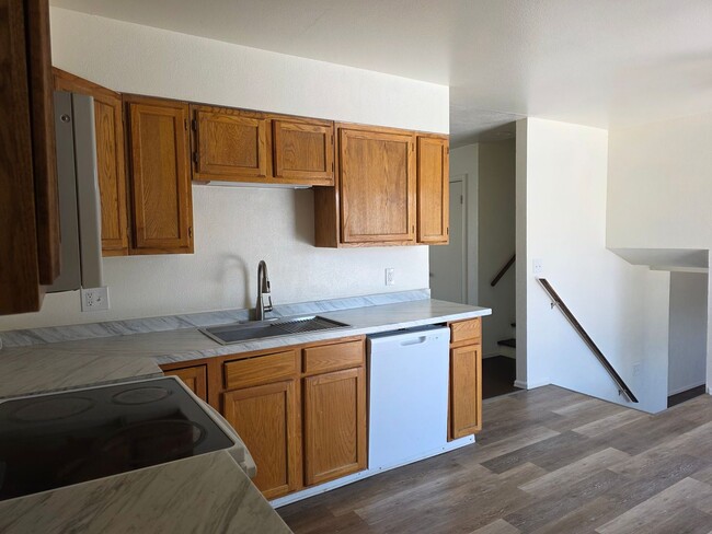 Building Photo - Large 4 Bed Home Available