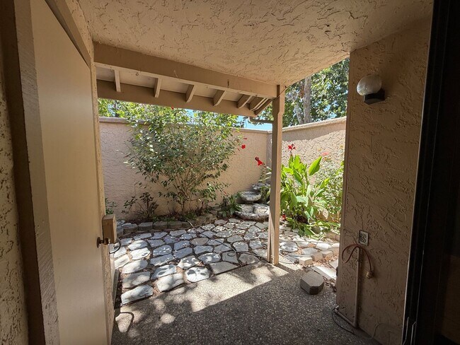 Building Photo - 2-bedroom condo near shopping, restaurants...