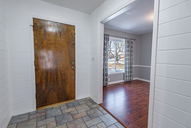 Building Photo - 3 Bed 2.5 Bath Springfield, MO