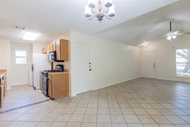 Building Photo - 909 Kavanagh Dr