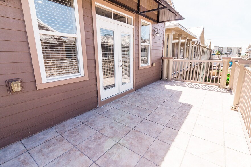 Building Photo - 6226 Thomas Dr