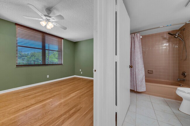 Building Photo - 14623 Bonaire Blvd