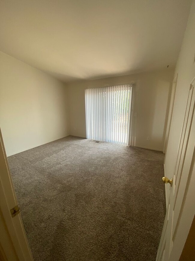 Building Photo - Charming 3 Bedroom