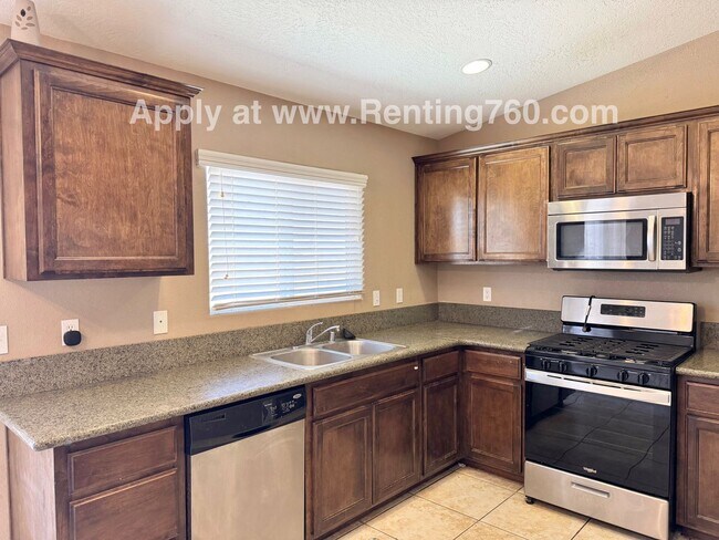 Building Photo - Modern 4 Bedroom 2 Bathroom Home