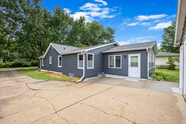 Building Photo - 4 Bedroom Remodeled with 2 Stall Detached Garage